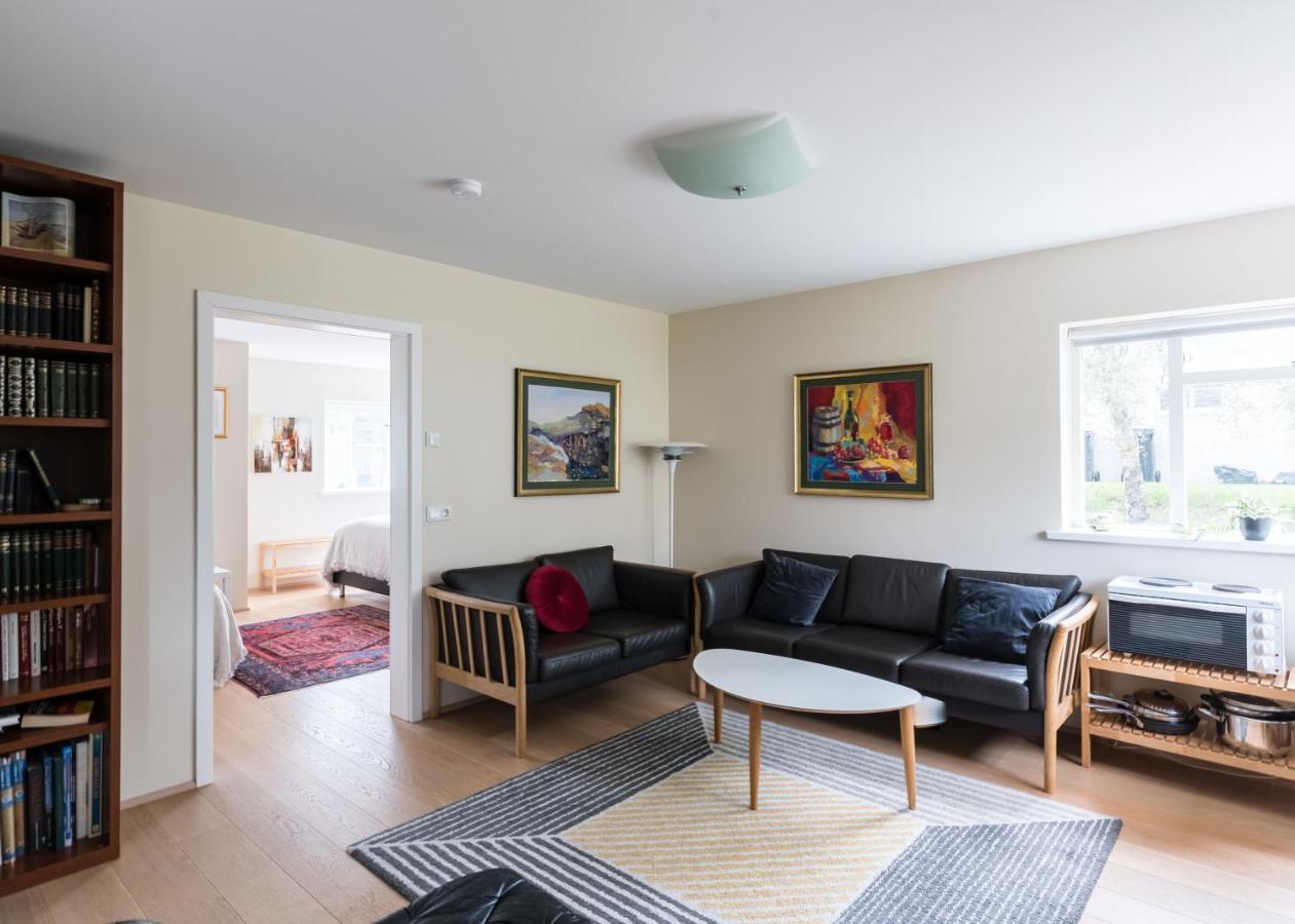 Guesthouse Akureyri - Apartments Near Down Town エクステリア 写真